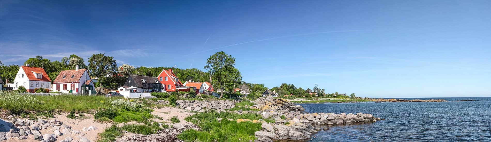 Urlaub mit Hund auf Bornholm Küste Bornholms mit Häusern