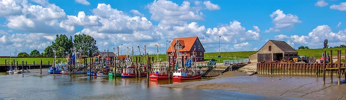 Schiffe im Hafen in der Region Butjadingen