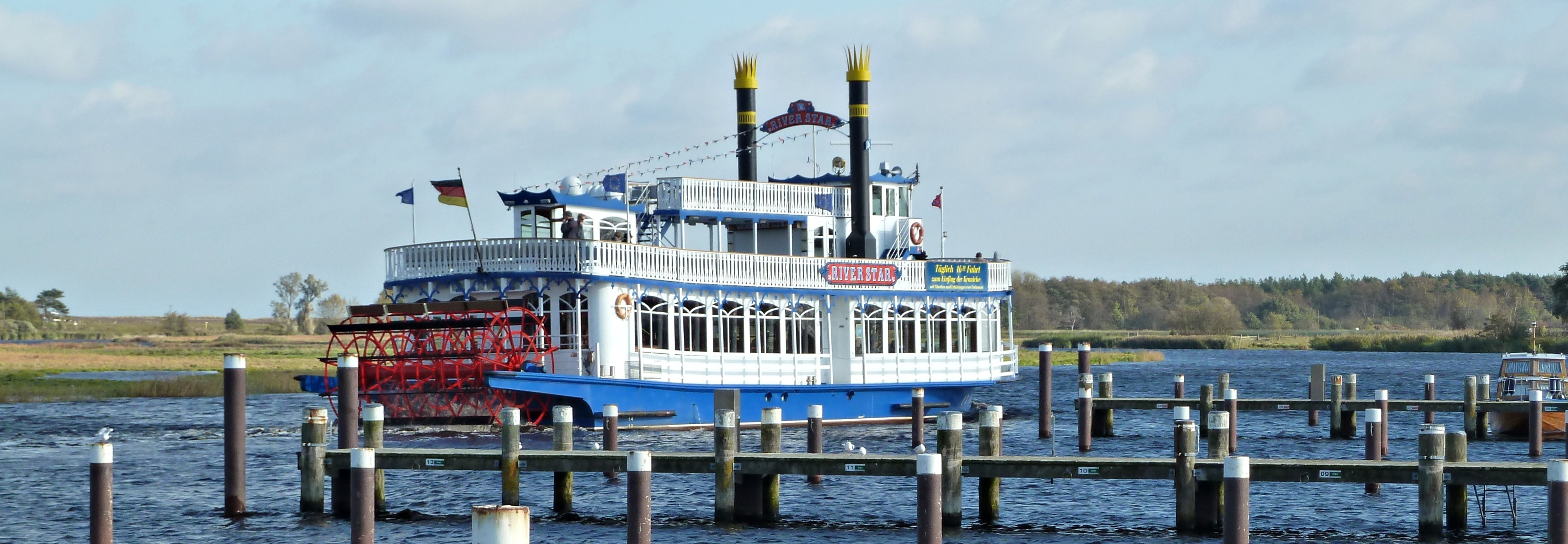 Blick auf den Raddampfer von Hafen Prerow