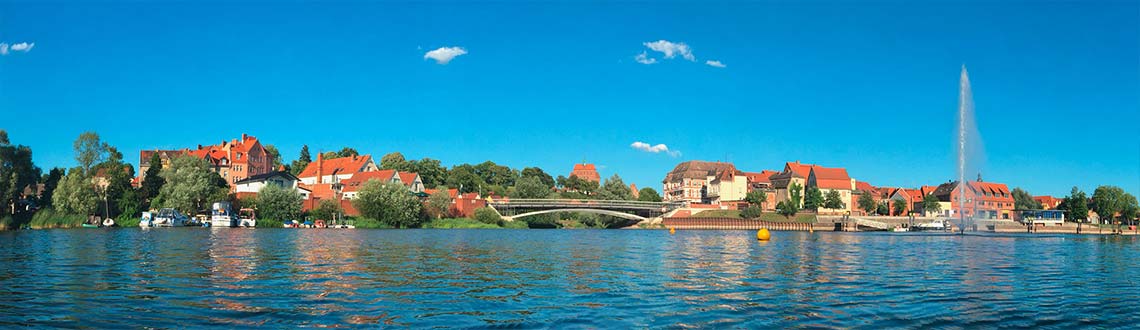 Urlaub mit Hund im Havelland Blick über Havel auf Havelberg