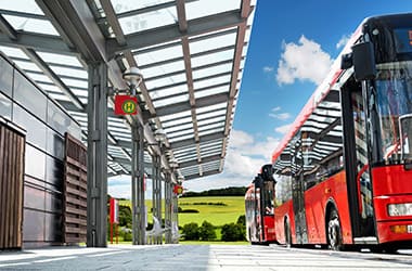 Bushaltestelle mit stehendem Bus