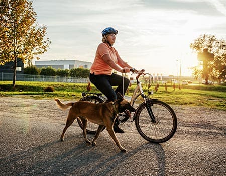 Frau mit Malinois am Fahrrad