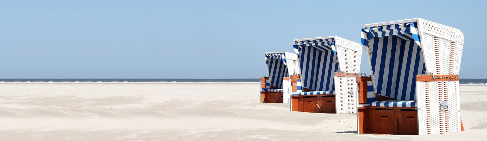 Urlaub mit Hund in Nordfriesland Strandkörbe am Strand