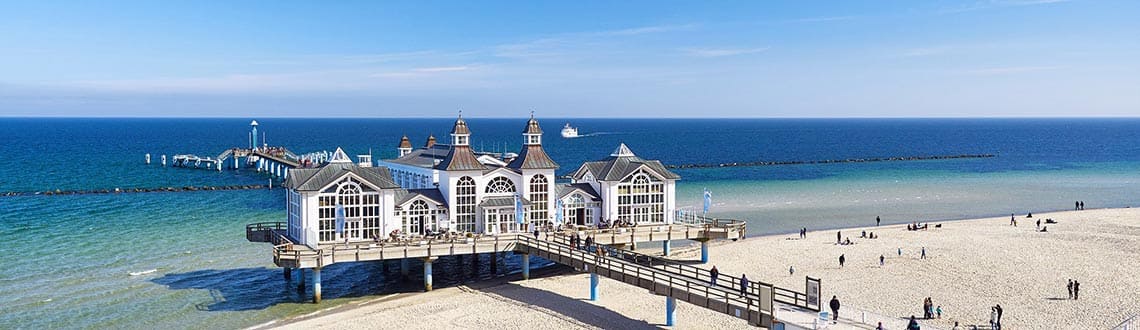 Seebrücke an der Ostsee auf der Insel Rügen