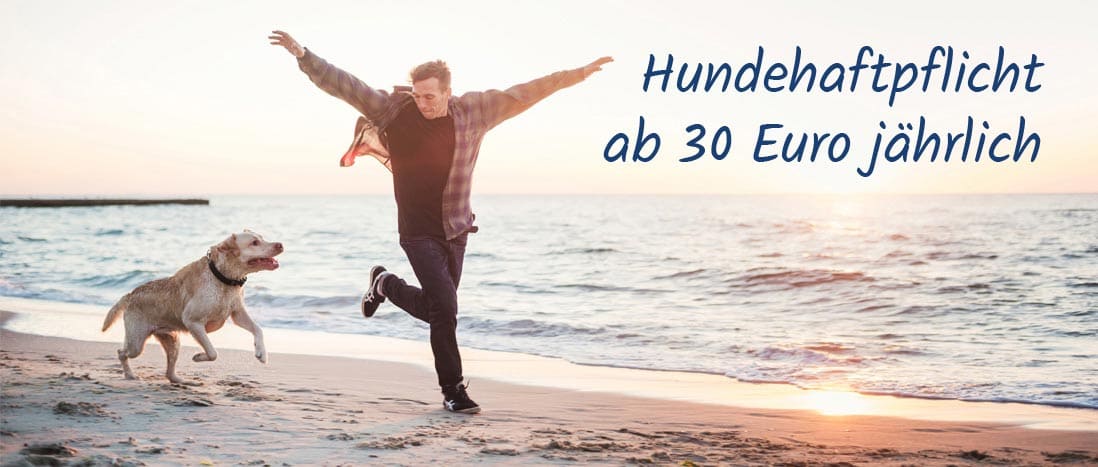 Mann rennt mit Hund am Strand